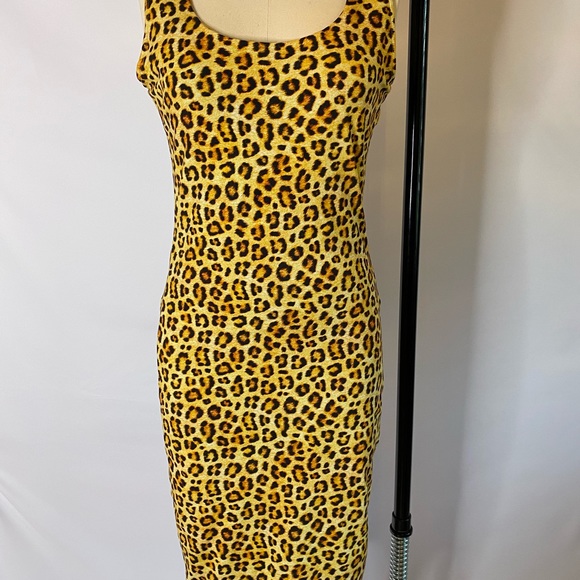 Leopard print body-con knit dress and shrug. - Picture 4 of 5